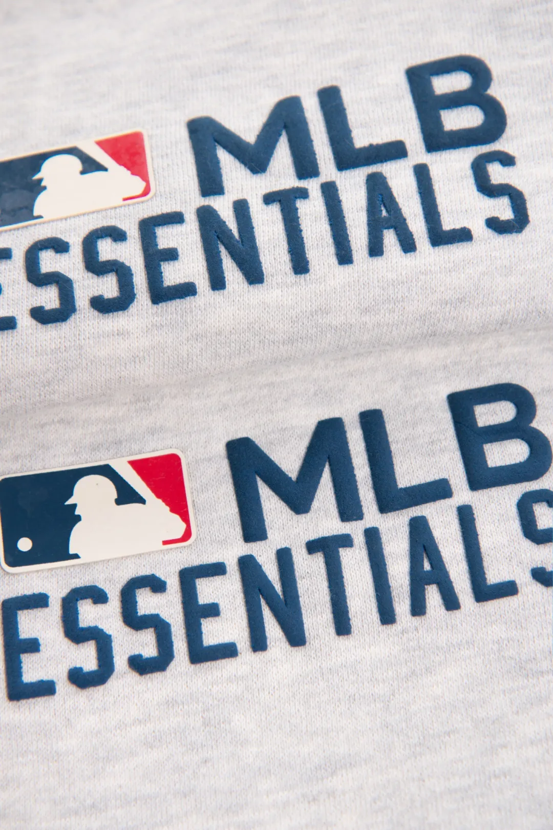 135 ESSENTIALS joint MLB pants Order number: 3396 Color: Gray MLB joint fog joint monogram sweatpants Fabric: Mainly made of pure cotton terry cloth with velvet inside, soft and thick to the touch, excellent warmth retention Technology: Cut with leggings sweatpants, with neat hem design, elastic band and drawstring at the waist MLB Logo on the thigh is offset printing process Details: All accessories are customized The level of precision can be compared with the domestic cross-border dedicated Size table: S (waist 33, trouser length 101, hip 53.5, foot 19) M (waist 35, trouser length 103, hip 55.5, foot 20) L (waist 37, trouser length 105, hip 57.5, foot 21) XL (waist 39, trouser length 107, hip 59.5, foot 22) Recommendations 172cm and below, 80-140kg S 172-177cm, 140-160kg M 177-182cm, 160-180kg L 182-187cm, 180kg XL